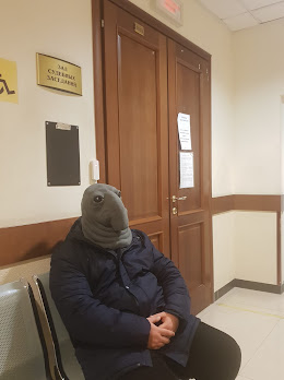 Корреспондент надел маску Ждуна в знак протеста против недопуска СМИ судьей Юлией Текиевой и больших задержек в Арбитражном суде города Москвы